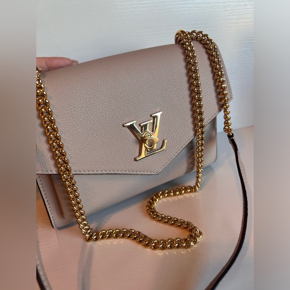 LOUIS VUITTON MYLOCKME SATCHEL chain bag in greige - Picture 9 of 16